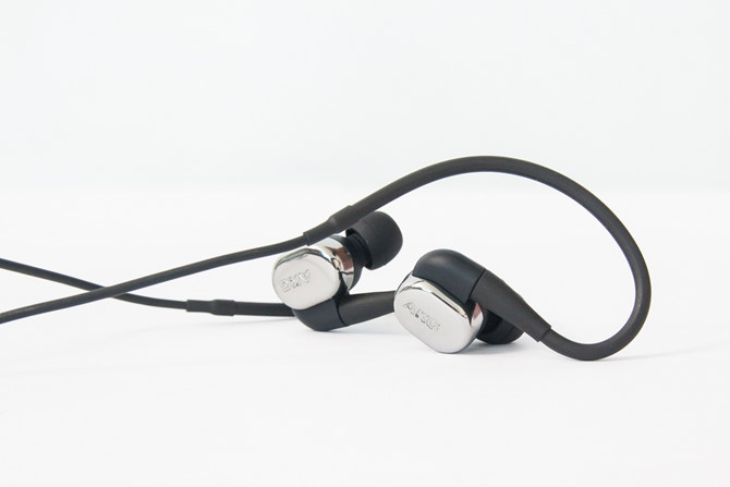 AKG N40 11
