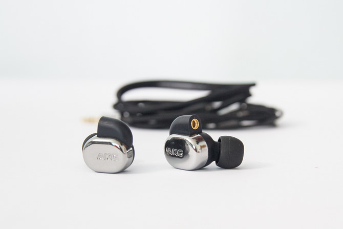AKG N40 9