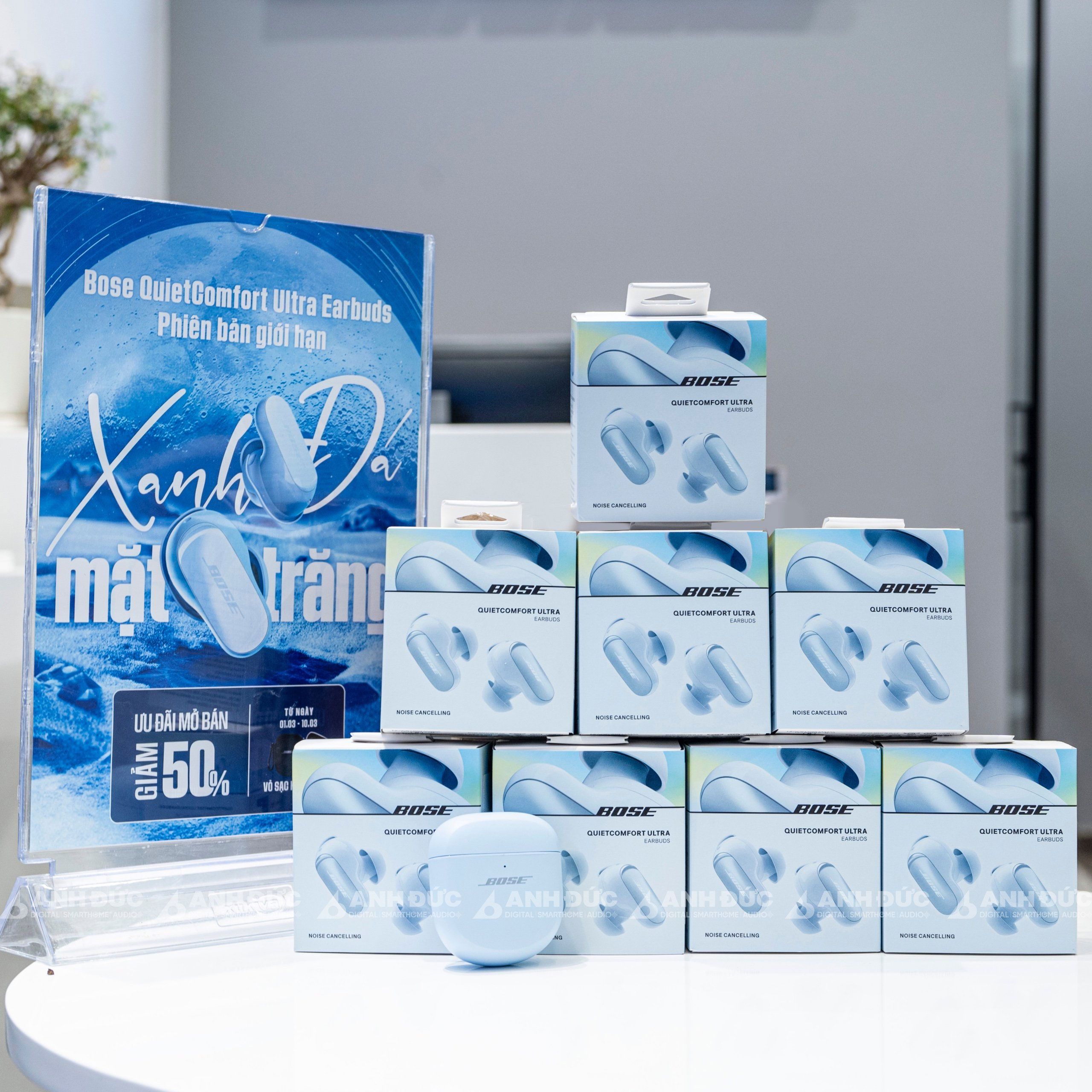 Bose-QuietComfort-Ultra-Earbuds--Moonstone-Blue-08