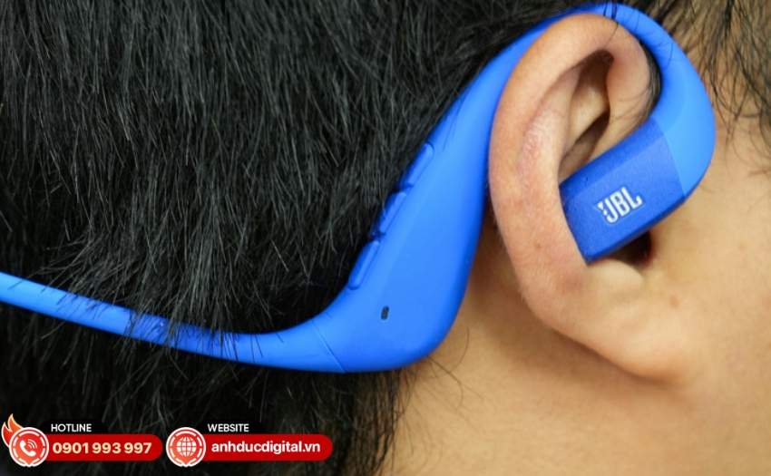 Tai nghe JBL Endurance Pace có thiết kế dây đeo cổ bằng titan siêu nhẹ kết hợp móc tai silicon lỏng