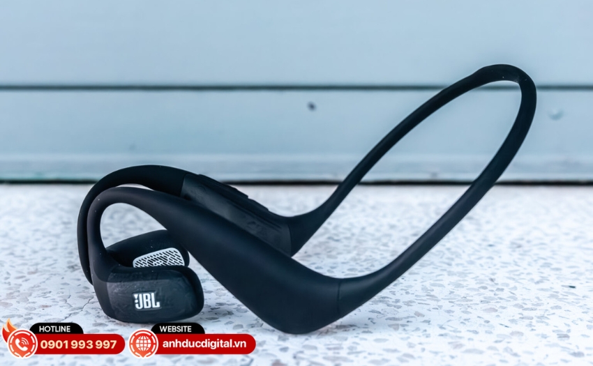 Tai nghe JBL Endurance Pace được trang bị 2 micro định hướng