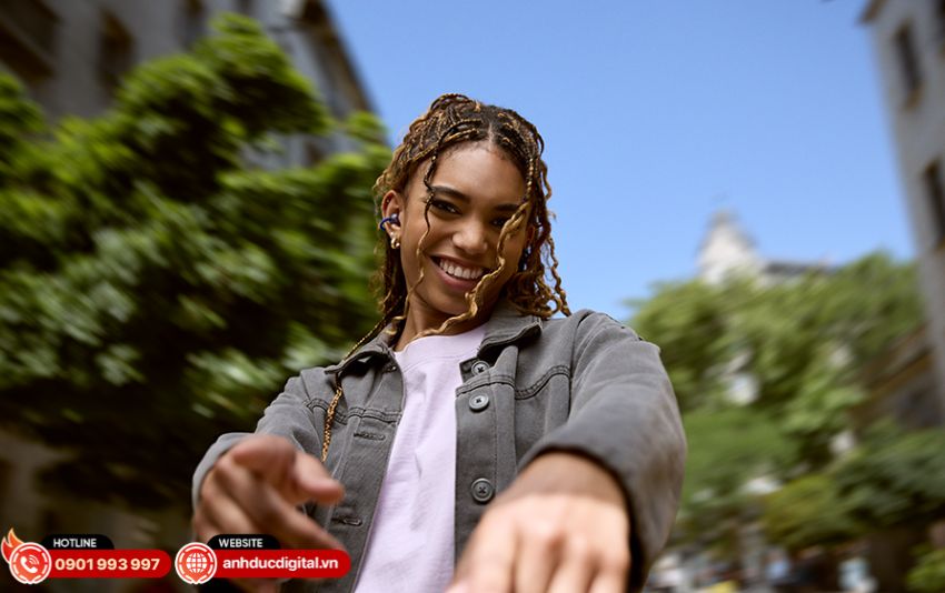 JBL Soundgear Clips với 4 micrô AI giảm tiếng ồn