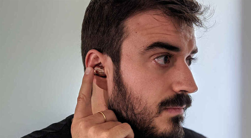 Chạm, giữ và lắng nghe Spotify