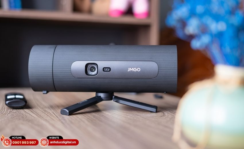 Máy chiếu mini JMGO thiết kế gimbal 360 độ