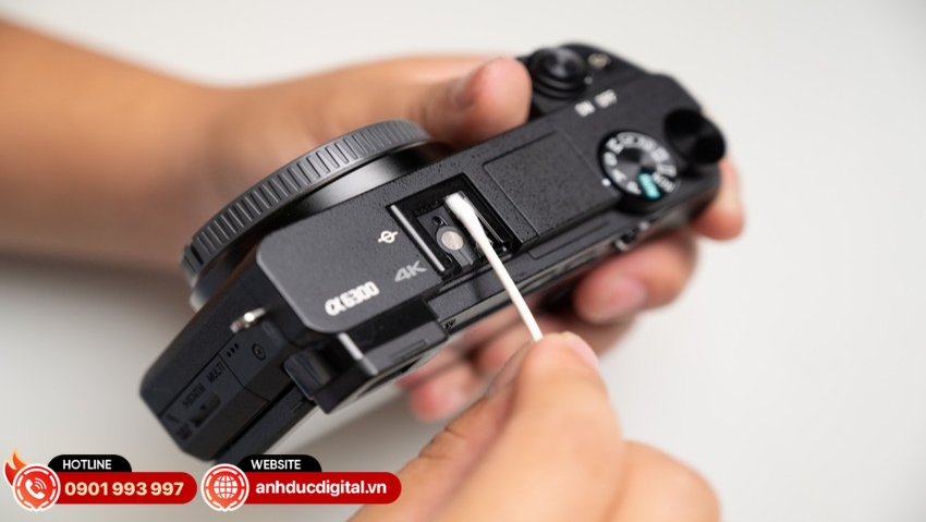 Vệ sinh thân máy định kỳ giúp loại bỏ bụi bẩn, bảo vệ linh kiện và giữ máy ảnh luôn bền đẹp