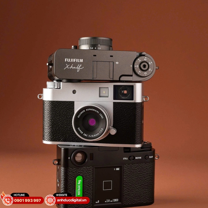 Thiết kế gọn nhẹ giúp dễ mang theo, trong khi máy lớn cho cảm giác cầm chắc tay và nhiều tùy chỉnh chuyên sâu hơn