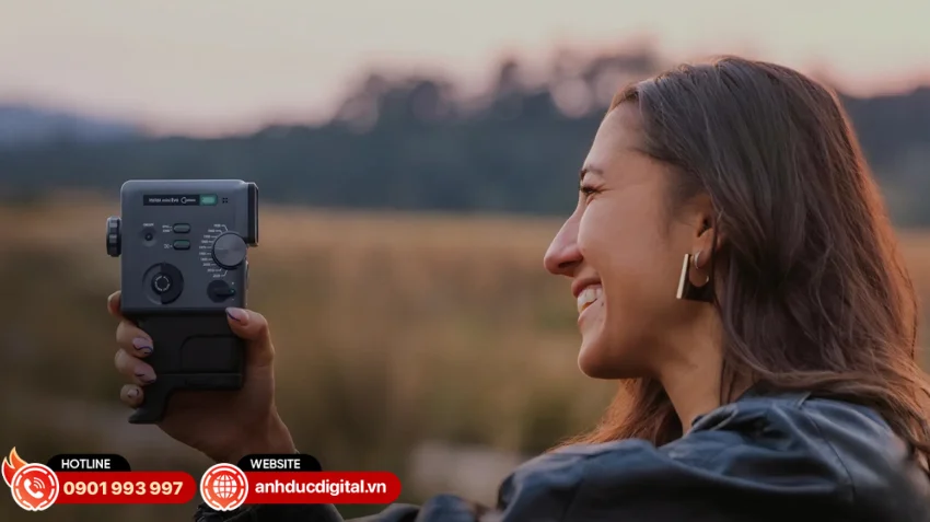 Instax Mini Evo Cinema thiết kế mang đậm phong c&aacute;ch điện ảnh cổ điển