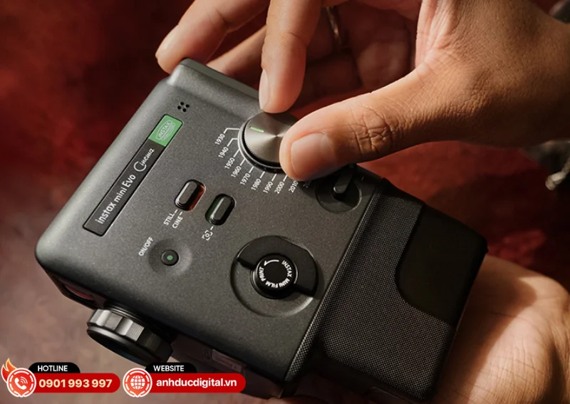 M&aacute;y chụp lấy liền Instax Mini Evo Cinema được trang bị hệ thống Eras Dial&trade; với 10 hiệu ứng lấy cảm hứng
