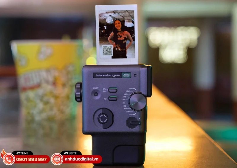 M&aacute;y sử dụng phim Instax Mini v&agrave; t&iacute;ch hợp sẵn c&ocirc;ng nghệ in ảnh chất lượng cao
