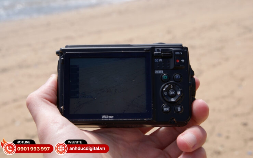 Nikon COOLPIX W300 trang bị màn hình LCD 3.0 inch 921k điểm ảnh có lớp phủ chóng chói
