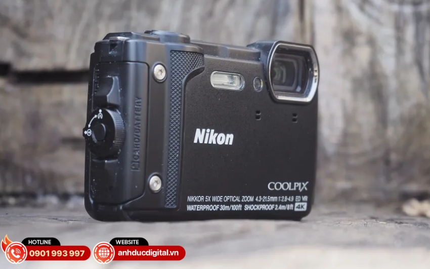Nikon COOLPIX W300 trang bị đèn LED tích hợp