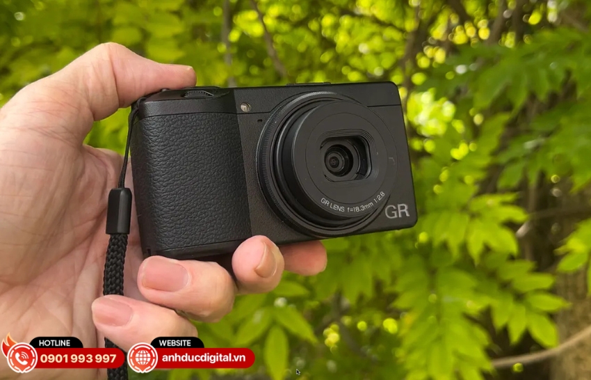 Ricoh GR III HDF sử dụng ống kính prime cố định 18.3mm