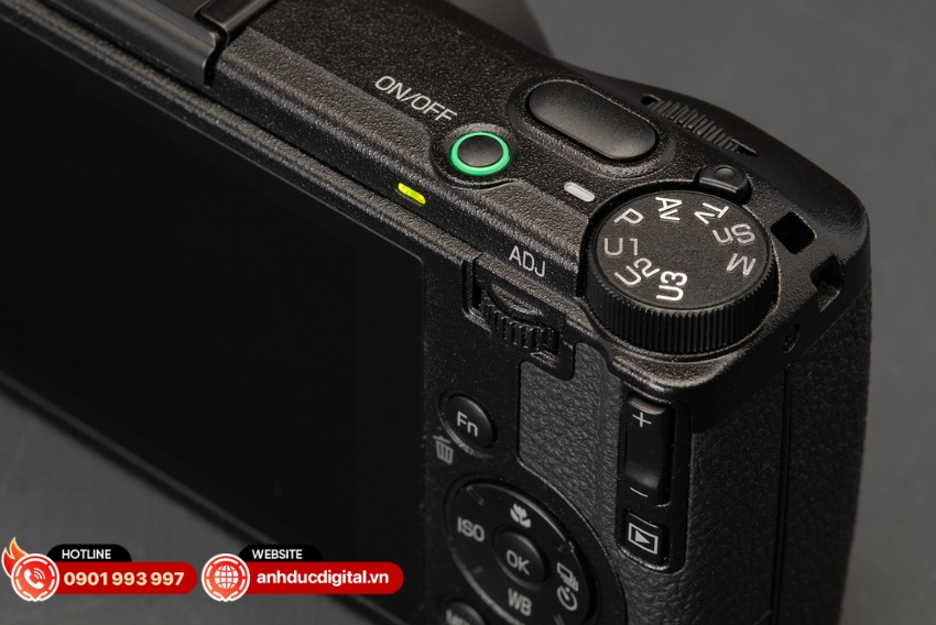 Bố cục nút điều khiển Ricoh GR IV hợp lý