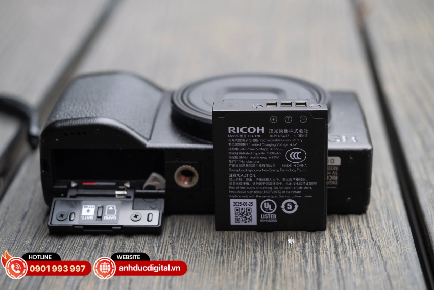 Ricoh GR IV có pin nâng cấp và sạc được khi di chuyển