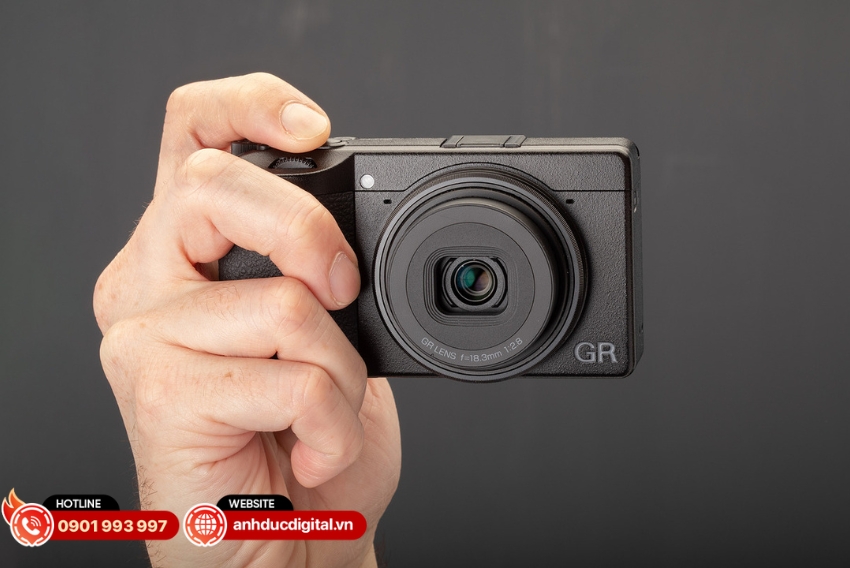 Máy ảnh Ricoh GR IV có thiết kế cầm tay hiện đại