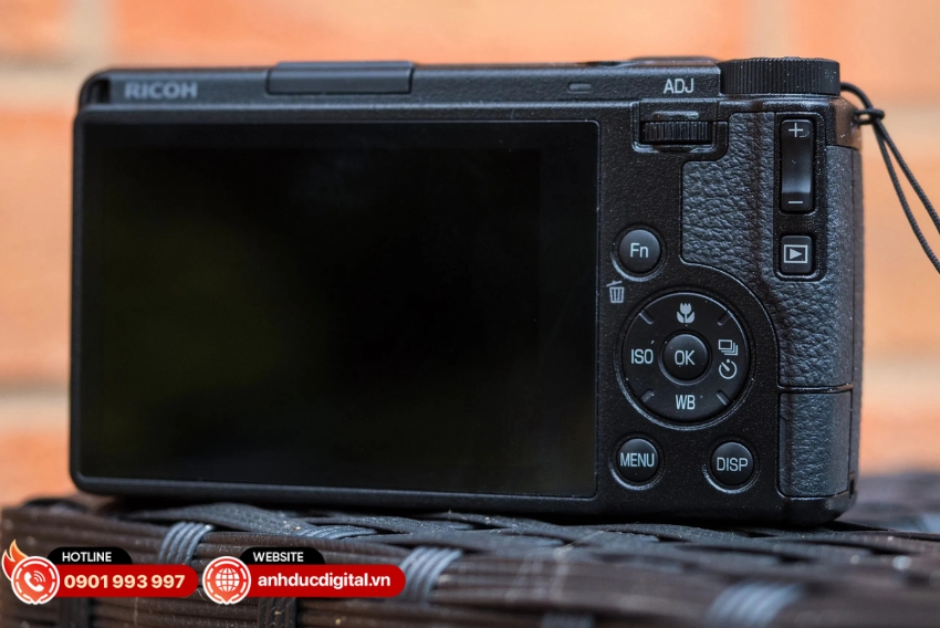 Ricoh GR IV có màn hình cảm ứng LCD 3 inch
