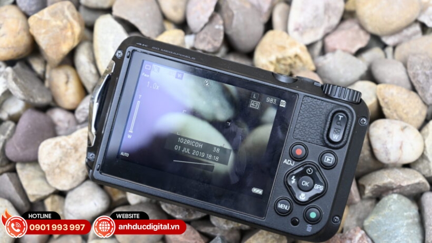 Ricoh WG-6 có màn hình 3.0 inch độ phân giải 1.04 triệu điểm ảnh