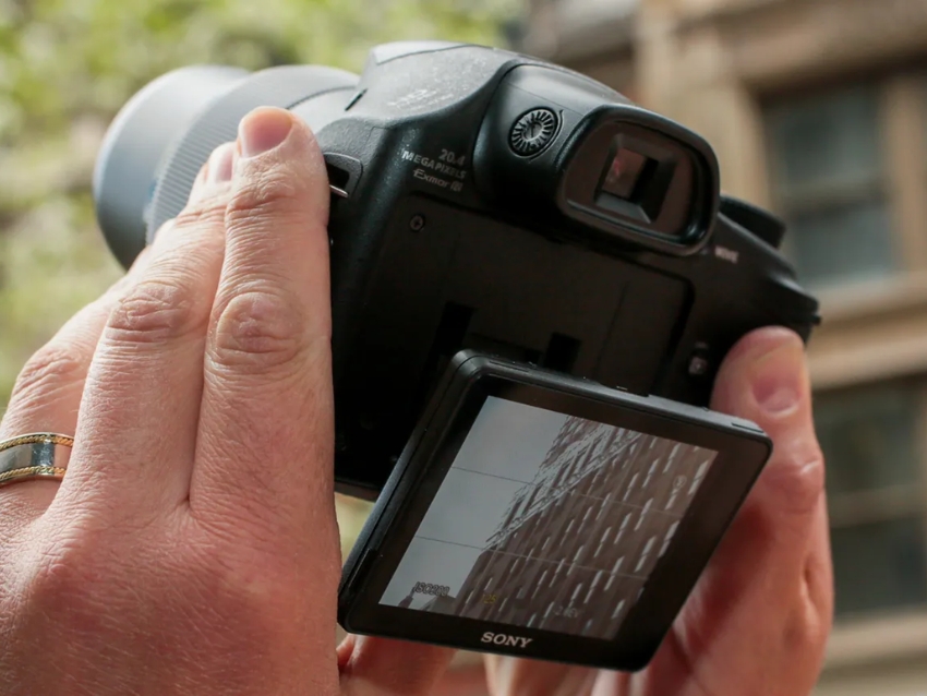 Sony Cyber-shot DSC-H300 được trang bị màn hình LCD Clear Photo