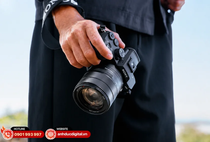 Sony RX10 V sở hữu thiết kế bridge camera chắc chắn mang đến cảm gi&aacute;c cầm nắm ổn định v&agrave; thoải m&aacute;i