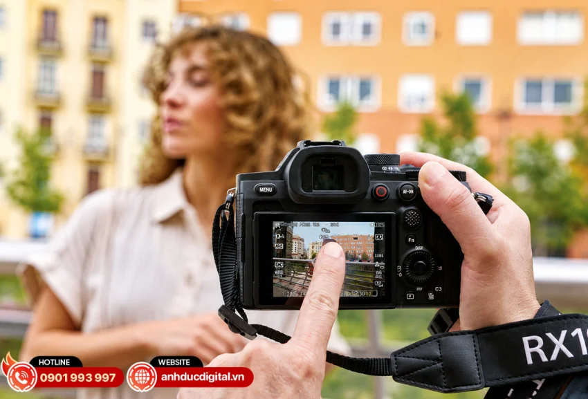 Sony RX10 V được trang bị m&agrave;n h&igrave;nh LCD cảm ứng 3 inch với độ ph&acirc;n giải 1,62 triệu điểm