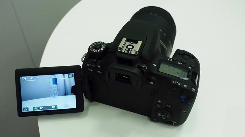 Canon EOS 77D 11