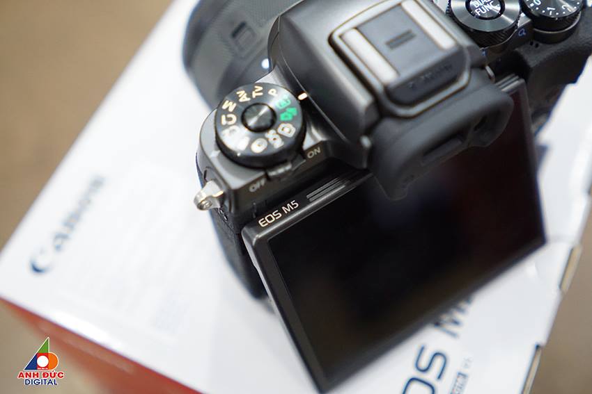 Canon EOS M5 4