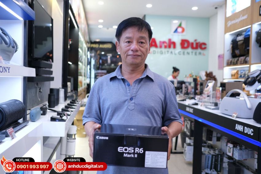 Khách hàng trải nghiệm sản phẩm Canon R6 Mark II tại Anh Đức