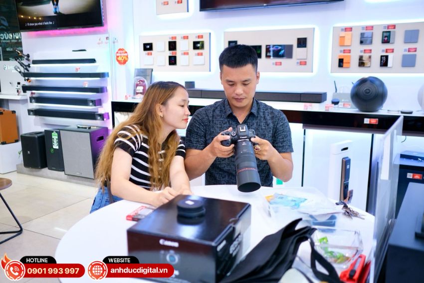 Khách hàng trải nghiệm thực tế sản phẩm Canon R6 Mark II tại Anh Đức
