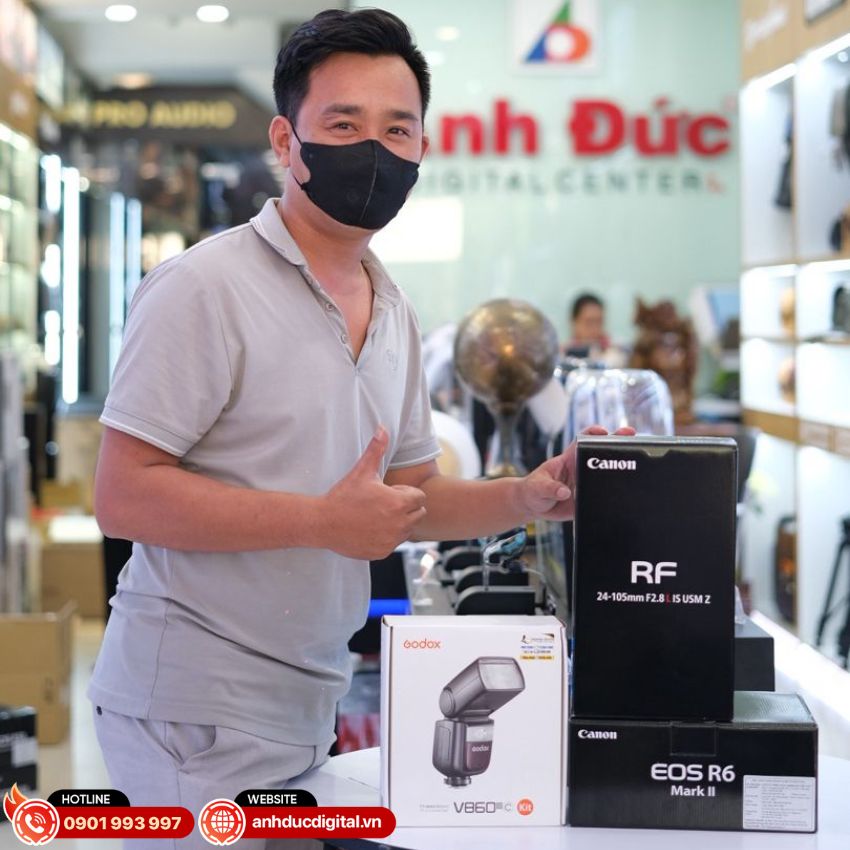 Khách hàng chụp cùng sản phẩm Canon R6 Mark II tại Anh Đức
