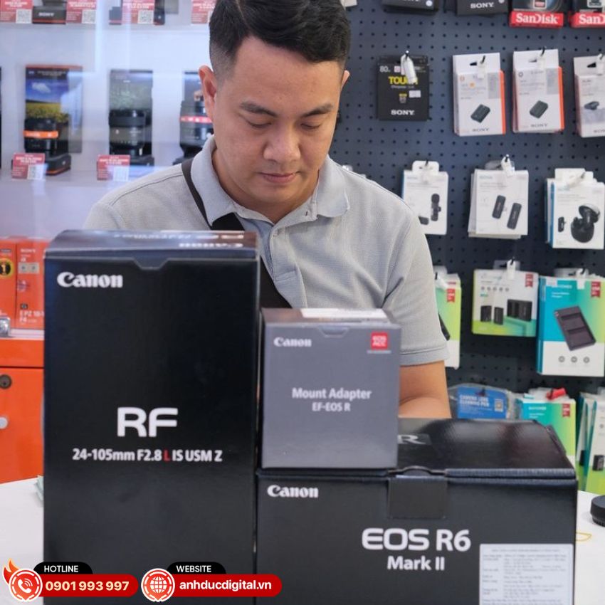 Khách hàng trải nghiệm sản phẩm R6 Mark II tại Anh Đức