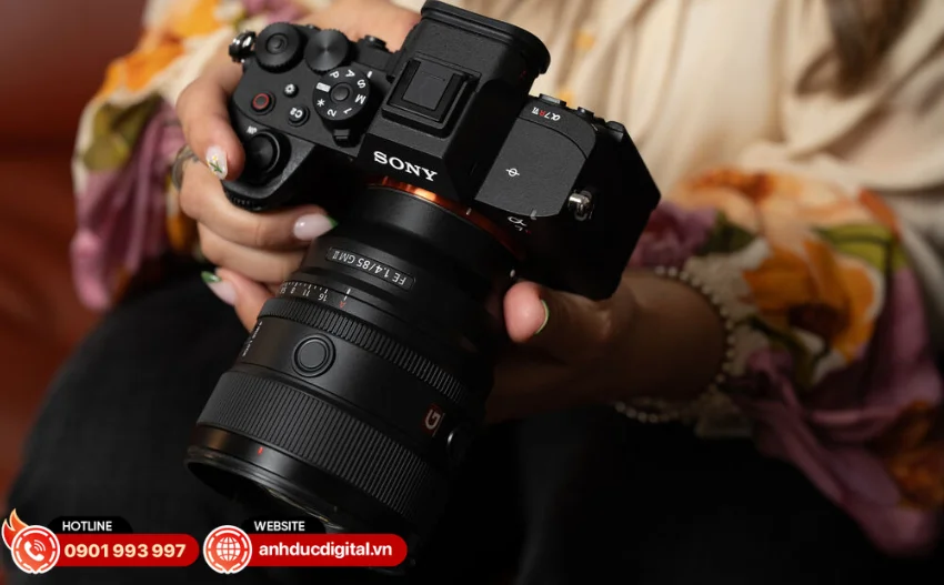 Sony A7R VI hỗ trợ khe thẻ k&eacute;p CFexpress Type A v&agrave; SD UHS-II