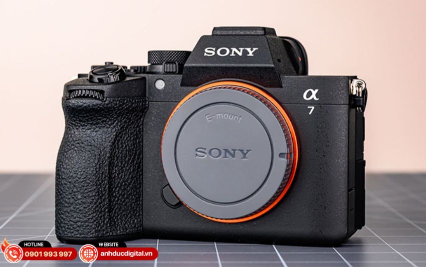 Thiết kế hợp kim magie của Sony A7V giúp máy bền bỉ và chống thời tiết