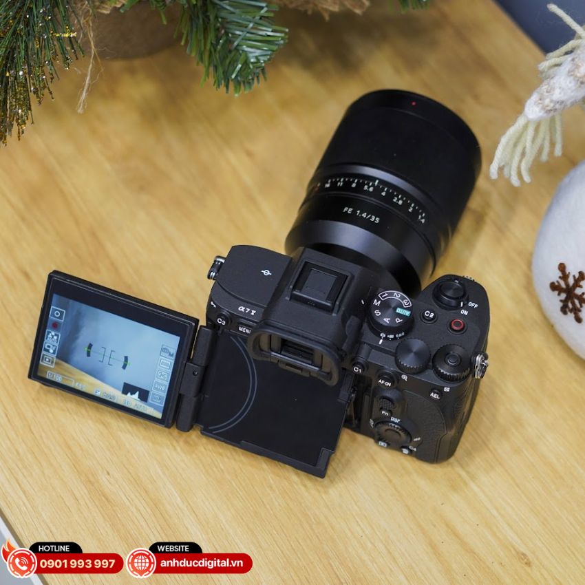 Màn hình xoay 4 trục trên Sony A7V hỗ trợ đa dạng góc quay chụp