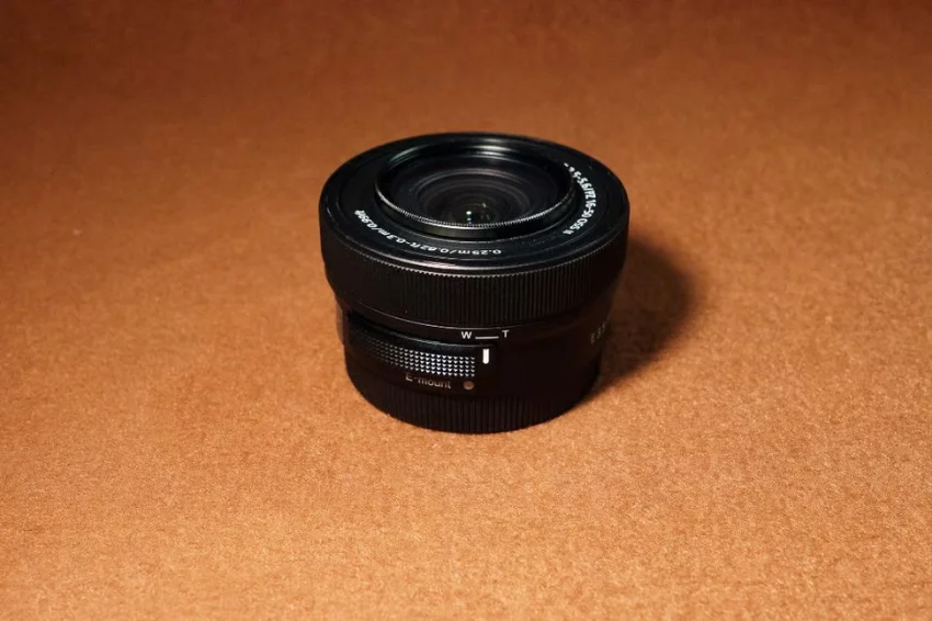Sony E PZ 16-50mm F3.5-5.6 OSS II l&agrave; ống k&iacute;nh zoom ti&ecirc;u chuẩn