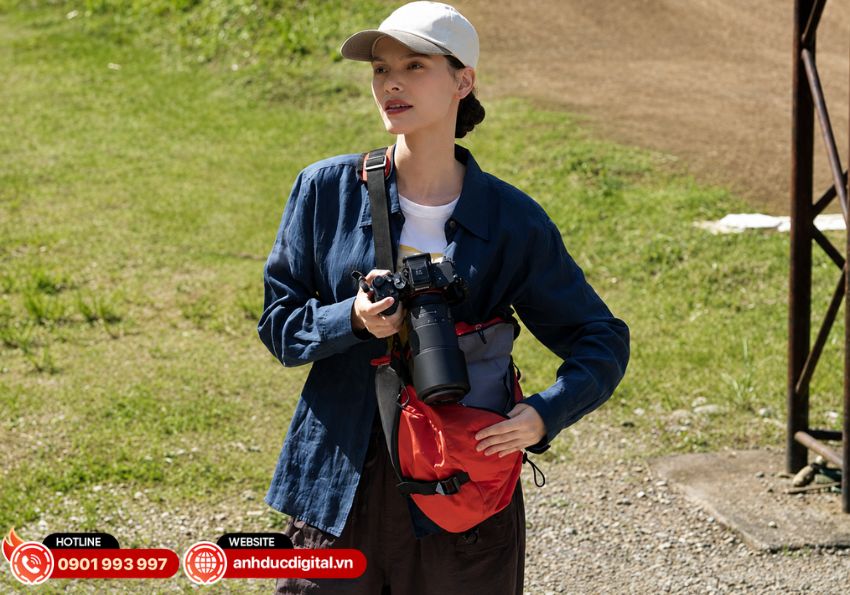 Sony FE 100-400mm f/5.6-8 OSS c&oacute; thiết kế nhỏ gọn với trọng lượng khoảng 654g