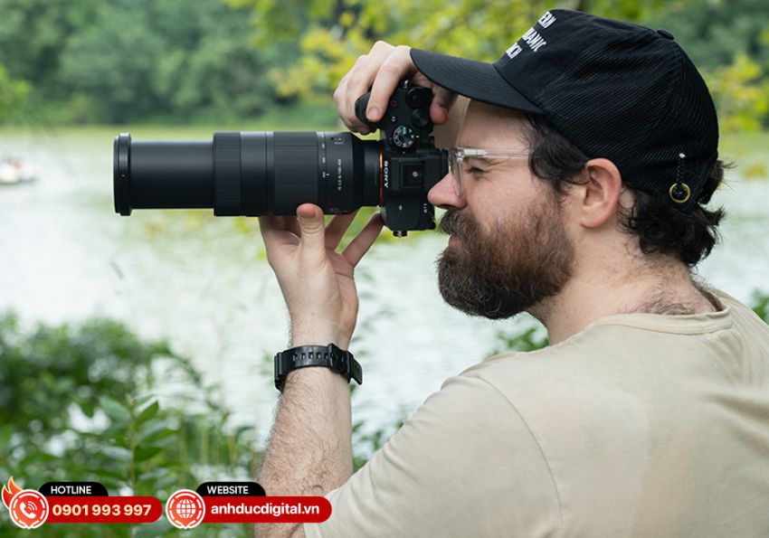 Hệ thống Optical SteadyShot tr&ecirc;n Sony FE 100-400mm f/5.6-8 OSS gi&uacute;p giảm ảnh hưởng của rung m&aacute;y khi chụp cầm tay