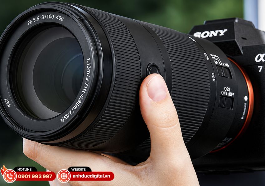 Ống k&iacute;nh Sony FE 100-400mm f/5.6-8 OSS sử dụng khẩu độ thay đổi từ f/5.6 đến f/8 theo ti&ecirc;u cự