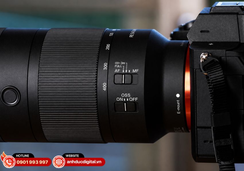 Sony FE 100-400mm f/5.6-8 OSS c&oacute; khoảng c&aacute;ch lấy n&eacute;t tối thiểu khoảng 0,9m ở đầu tele
