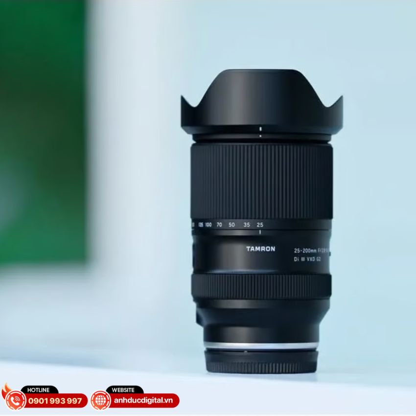 Ống kính Tamron 25-200mm F/2.8-5.6 Di III VXD G2 gắn trên máy Sony mirrorless full-frame