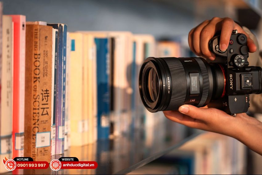 ong-kinh-viltrox-af-35mm-f12-lab-full-frame-35mm-f12-lab-full-frame-f12-lab-full-frame-lens-for-sony-e-mount (11)