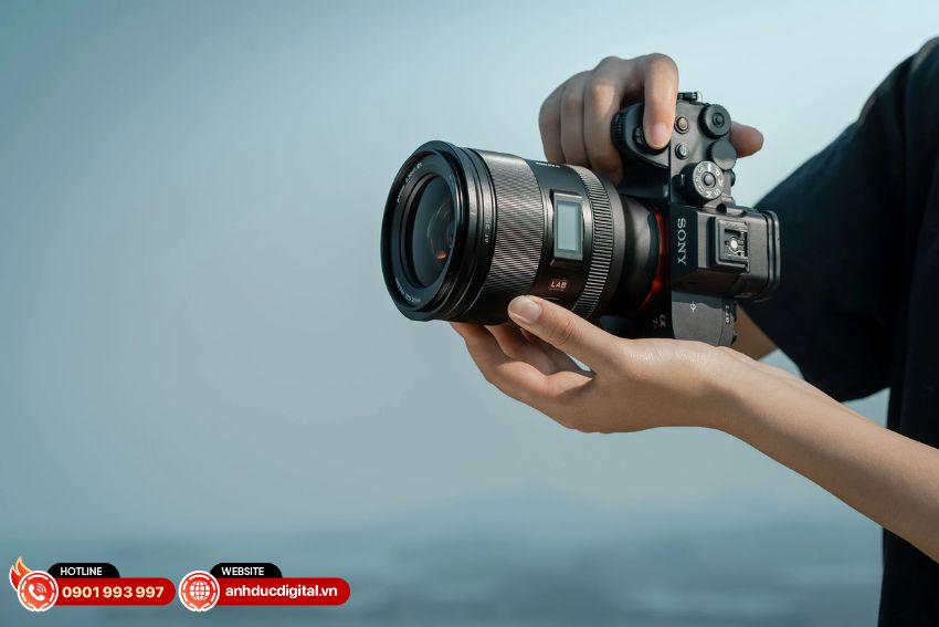 ong-kinh-viltrox-af-35mm-f12-lab-full-frame-35mm-f12-lab-full-frame-f12-lab-full-frame-lens-for-sony-e-mount (12)