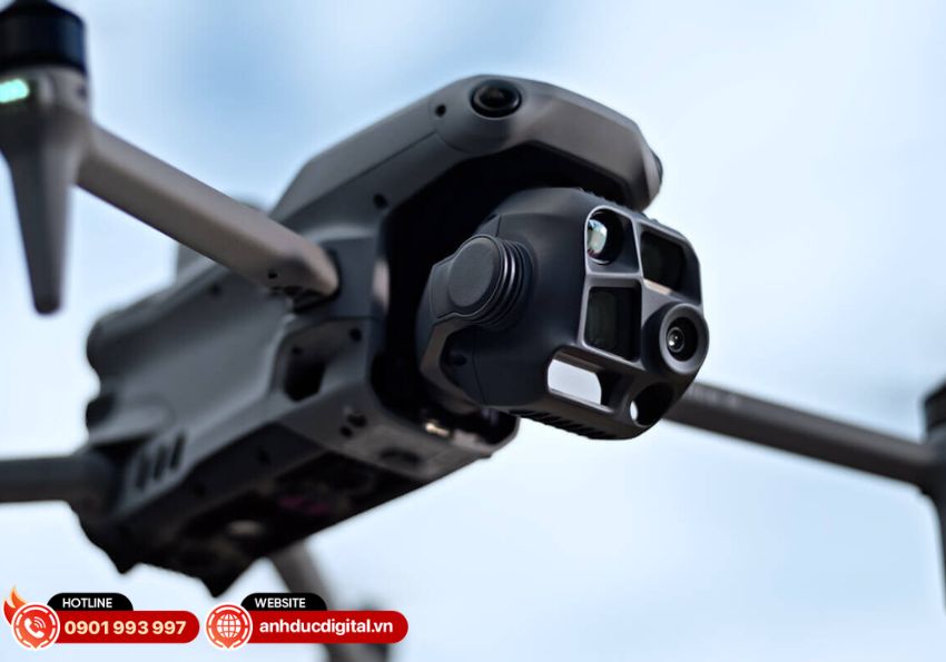 DJI Matrice 4E sở hữu hệ thống 3 camera tr&ecirc;n gimbal 3 trục đ&aacute;p ứng đa dạng nhu cầu khảo s&aacute;t v&agrave; chụp ảnh