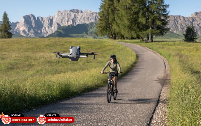 Gimbal của Mini 5 Pro được thiết kế xoay linh hoạt lên đến 225 độ