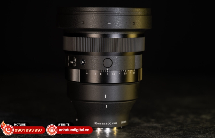 Ống kính Sigma 135mm F1.4 DG Art có tiêu cự 135mm kết hợp khẩu độ f/1.4 