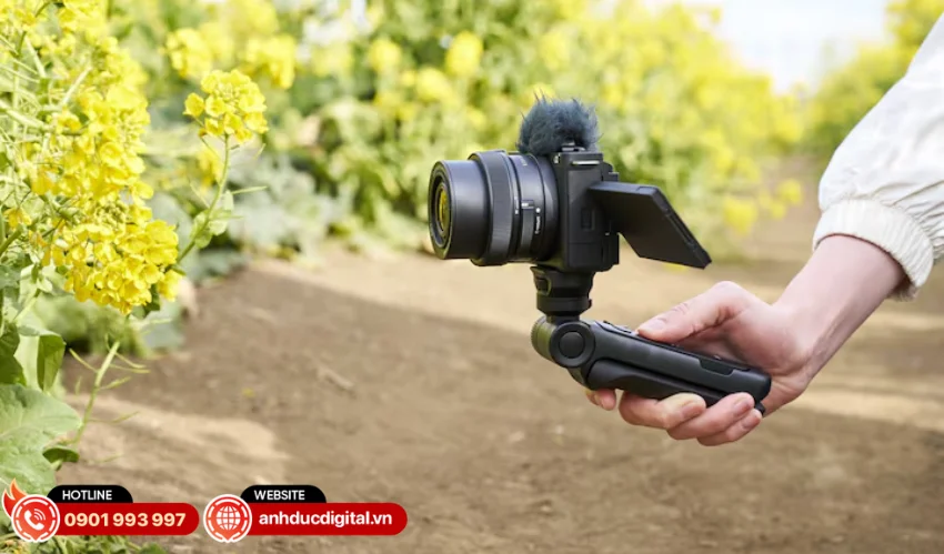 Báng tay cầm cho phép người dùng dễ dàng điều chỉnh góc nghiêng khi quay cầm tay