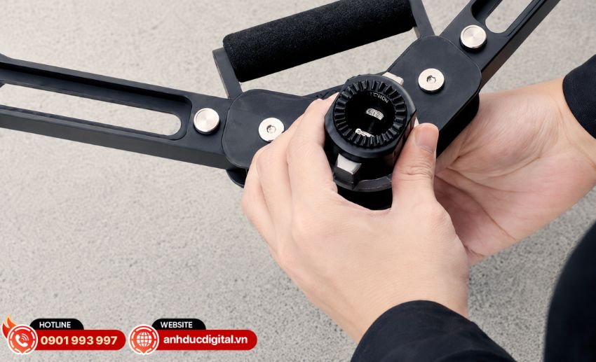 MQD30 được trang bị hệ thống 14 lỗ ren 1/4"-20 v&agrave; 3 lỗ ren 3/8"-16 tạo nhiều vị tr&iacute; để mở rộng thiết bị