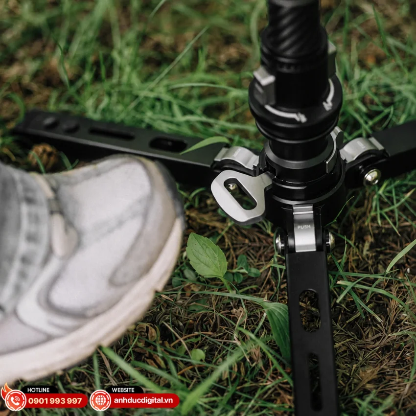 Pineta Pro Carbon Fiber Monopod & FH60S c&oacute; đế Pineta 2.0 t&iacute;ch hợp b&agrave;n đạp th&ocirc;ng minh&nbsp;cho ph&eacute;p điều khiển g&oacute;c quay bằng ch&acirc;n