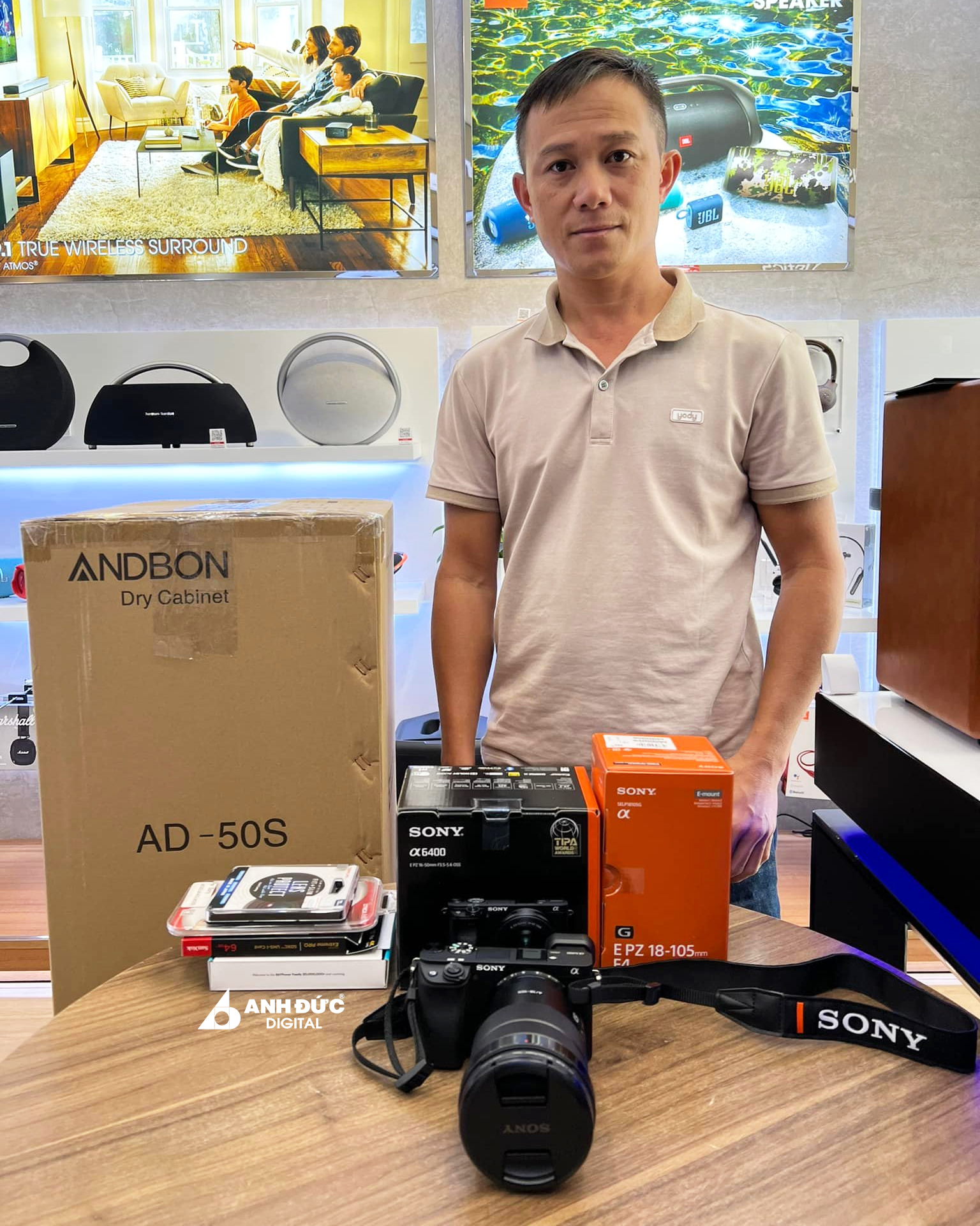 Showroom Anh Đức Digital trưng bày tủ chống ẩm và thiết bị máy ảnh