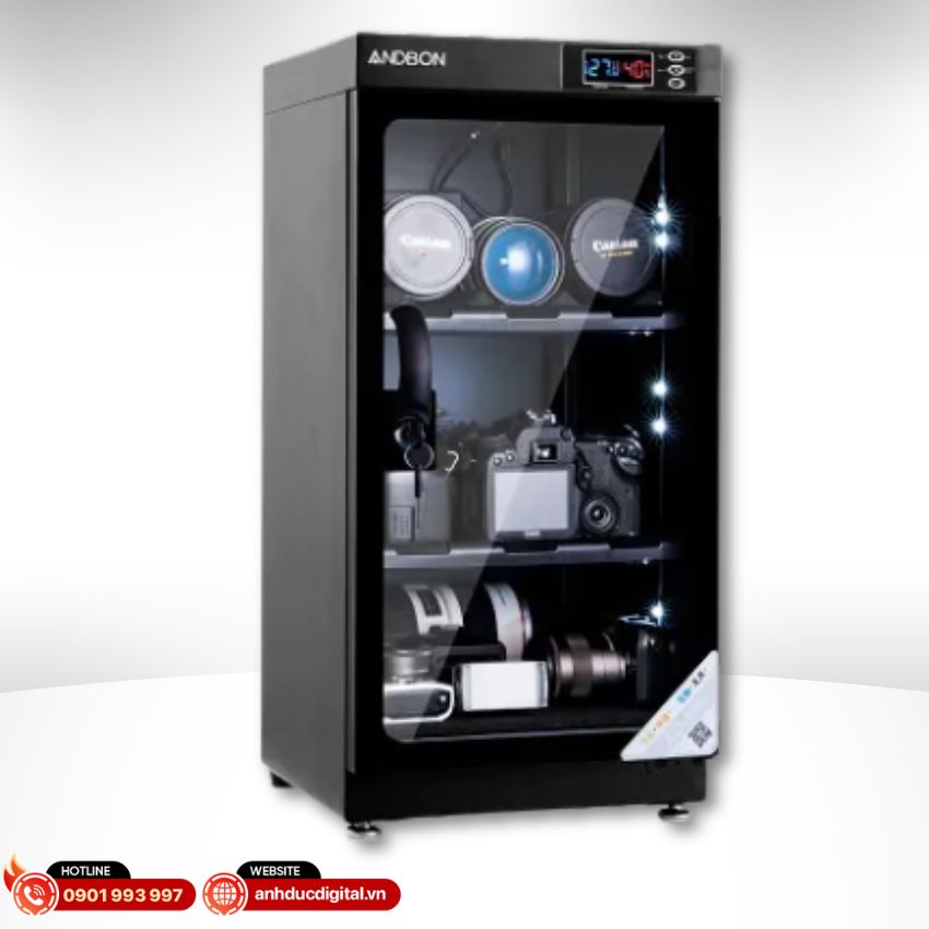 Người dùng đang chọn tủ chống ẩm theo dung tích và nhu cầu thiết bị