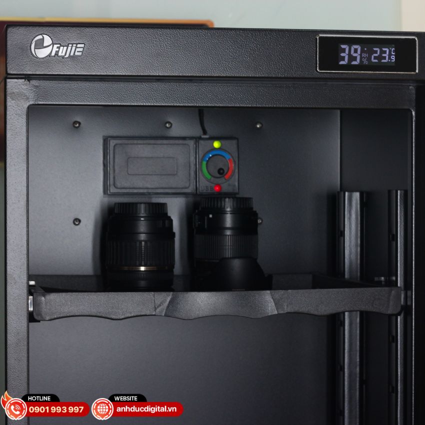 Đồng hồ hiển thị độ ẩm trên tủ chống ẩm cho máy ảnh